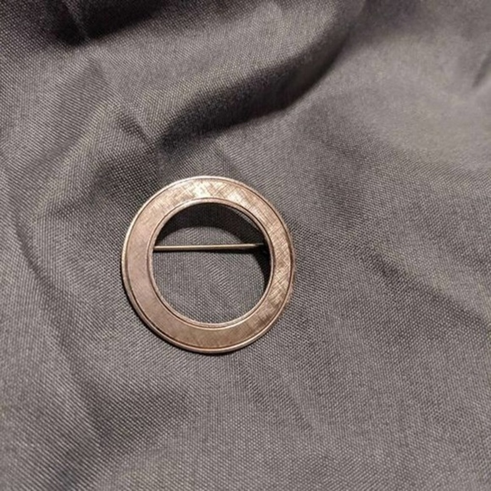 Simple Silver circle pin